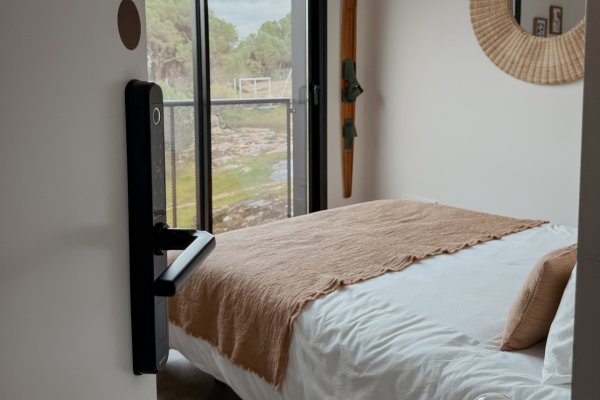 La habitación marrón en Casa Lakeland tiene una luz muy especial y unas vistas únicas.