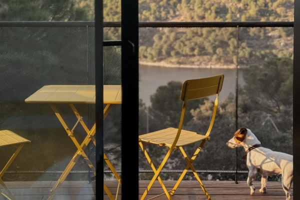 Terraza privada en cada habitación con vistas únicas al pantano de San Juan.